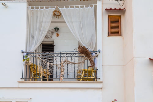 כיצד וילונות משפיעים על עיצוב פנים של חללים בנויים